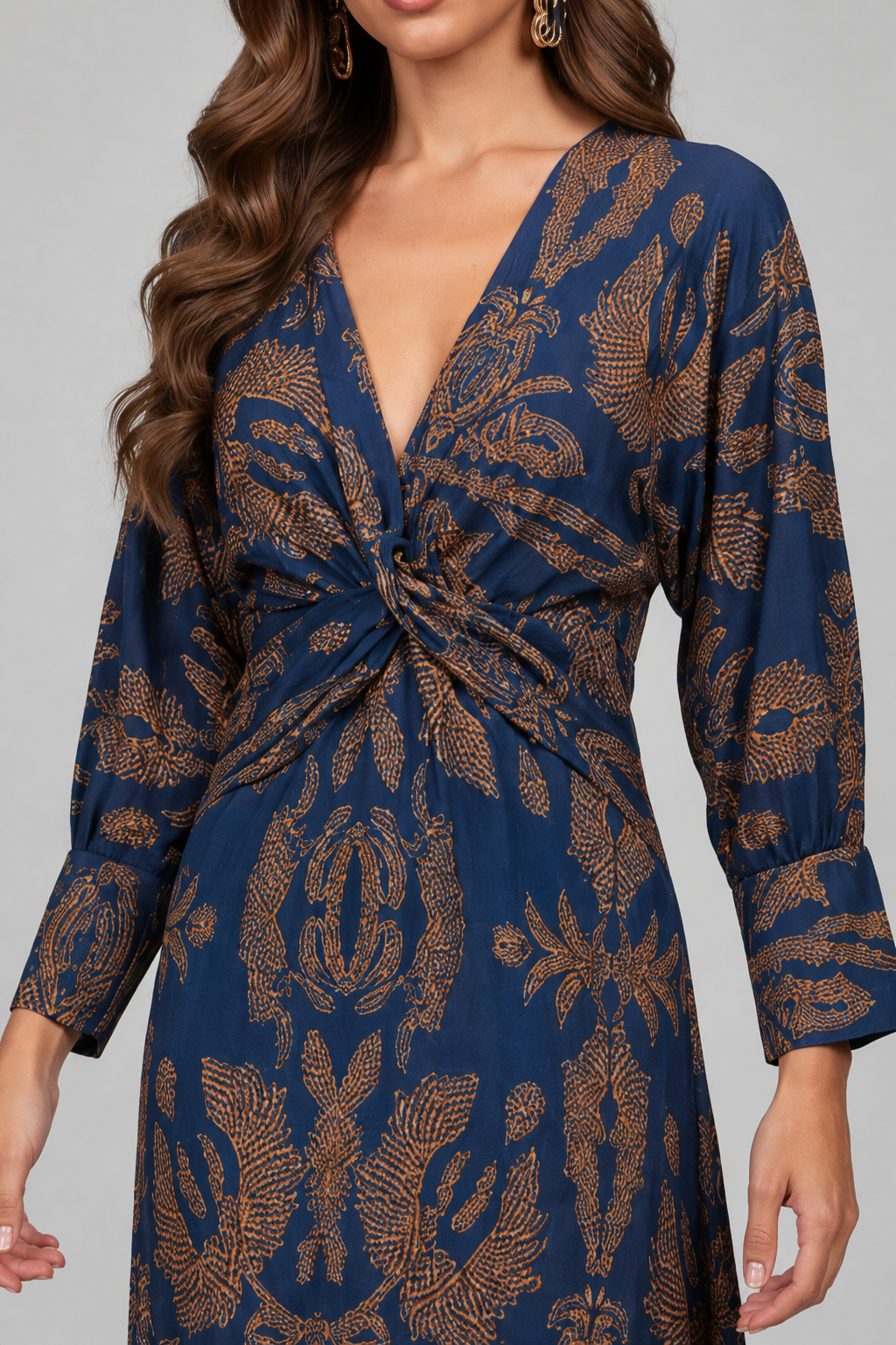 Lynn – Dames midi-jurk met V-hals, tailleknoop en artistieke print – Lente / Zomer
