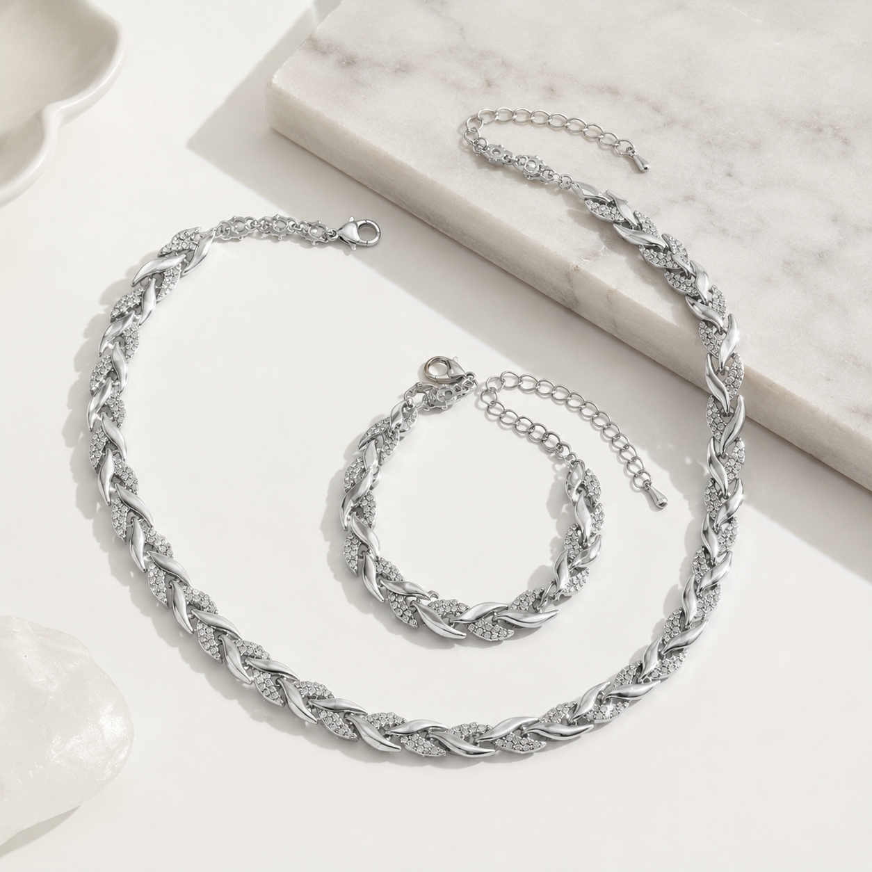 Raina – Dames sieradenset – Ketting en armband – Bladschakel design – Luxe afwerking