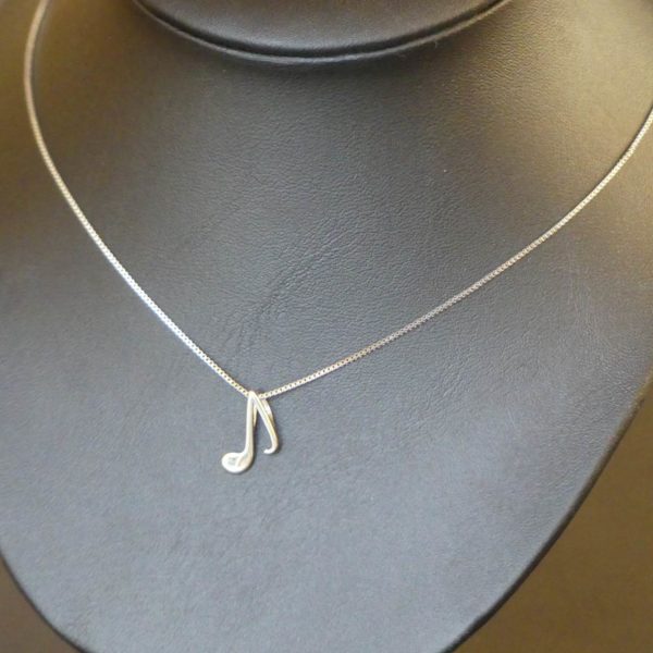 Lupita -  Dames minimalistische muzieknoot ketting – Verzilverde afwerking - Alle seizoenen