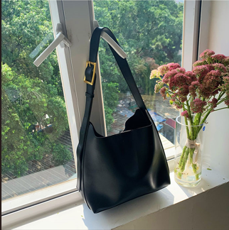 Belinda – Dames soft-body schoudertas met brede band en goudkleurige gesp