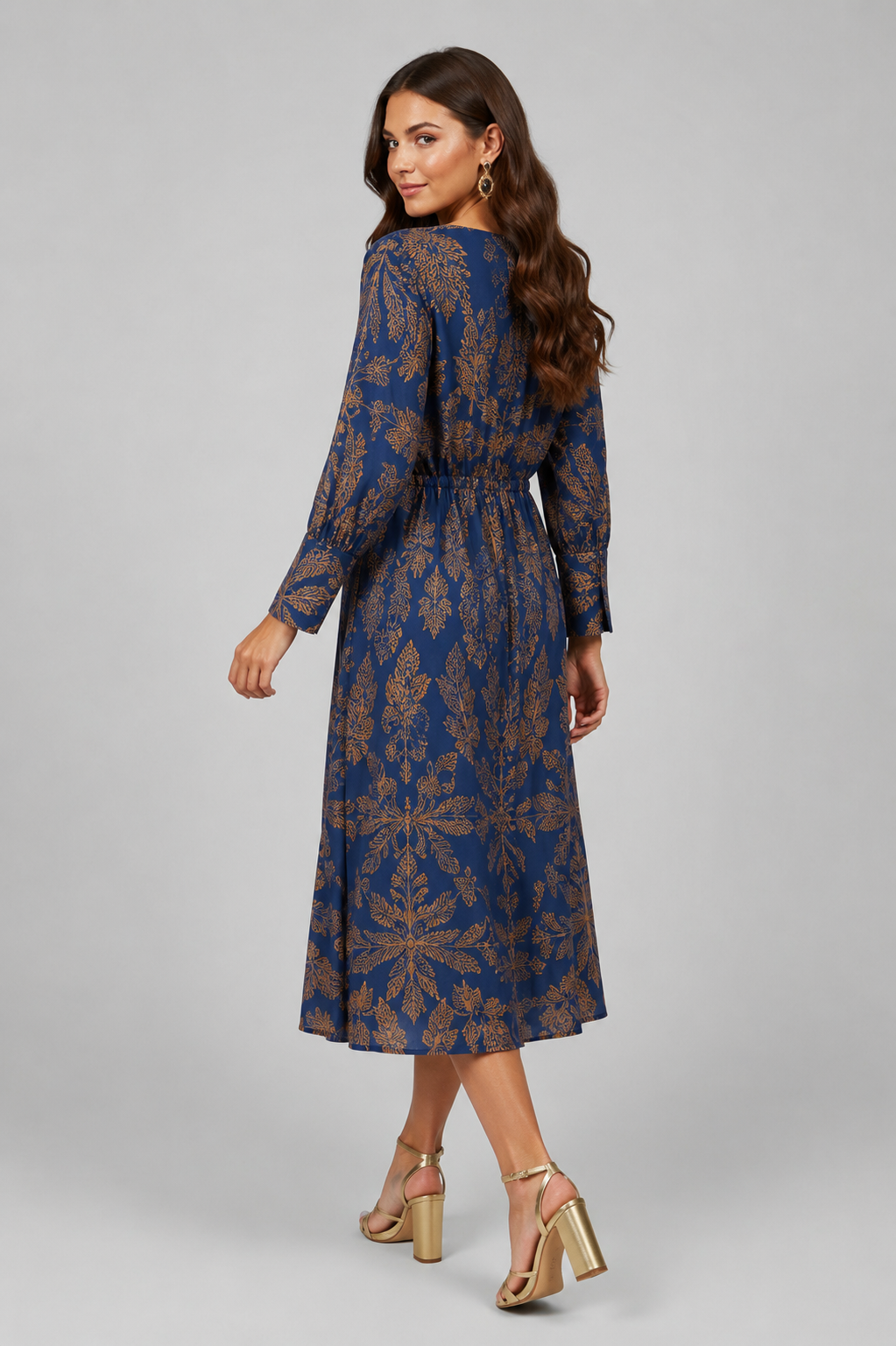 Lynn – Dames midi-jurk met V-hals, tailleknoop en artistieke print – Lente / Zomer