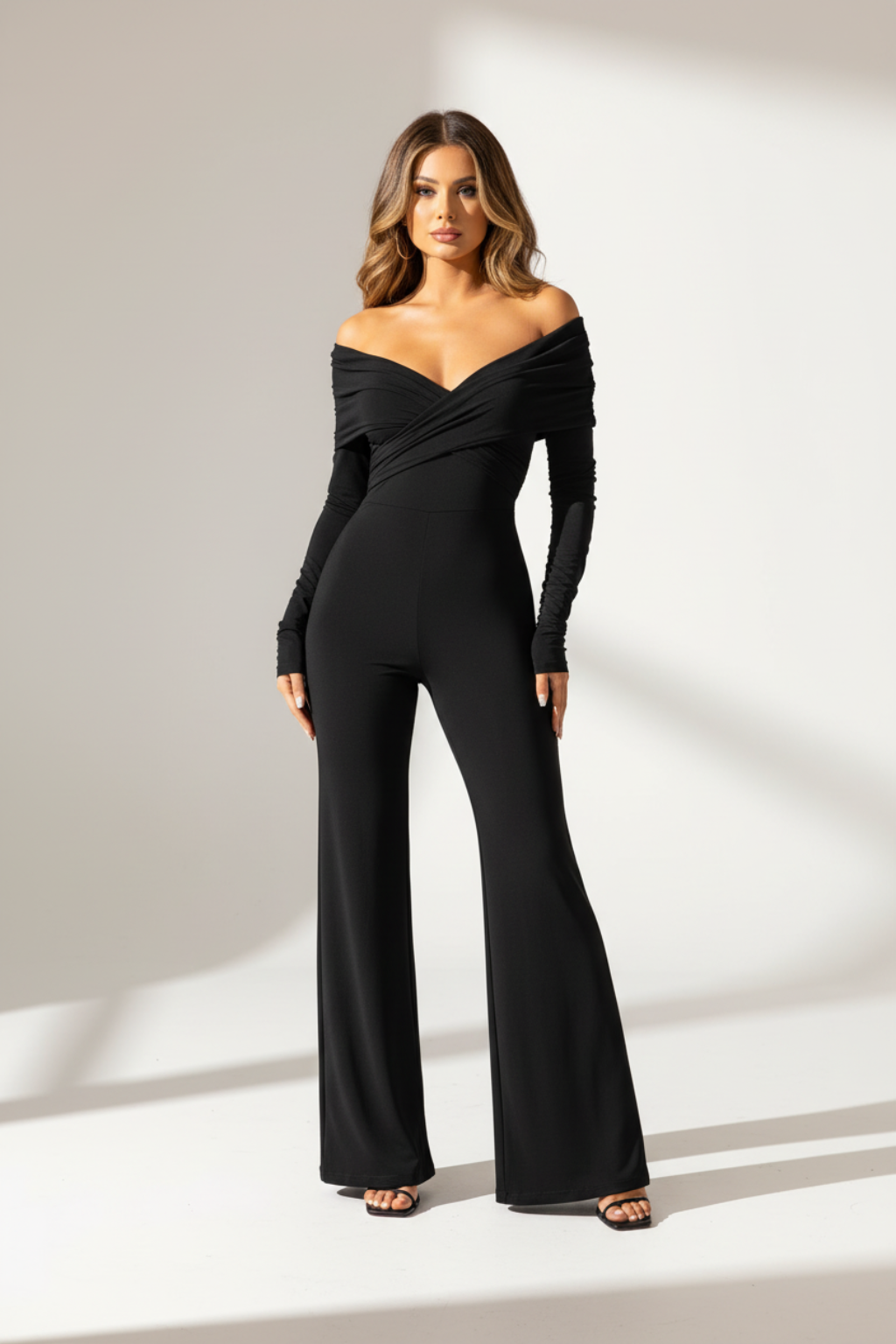 Mabel – Dames jumpsuit met V-hals en flared pijpen – Polyester – Alle seizoenen